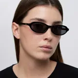 Lentes de sol con montura ovalada de estilo cat-eye, fabricados en material bio-based. Cuentan con lentes polarizadas de color negro con protección UV400 y recubrimiento resistente a rayaduras.