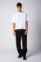 Pantalon de corte recto y holgado, confeccionado en mezcla de lino y algodón. Presenta cintura elastizada con cordón interno para ajuste y bolsillos laterales amplios.