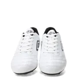 Championes de fútbol Umbro modelo Classico II HG, color salmón con detalles en blanco. Presentan un diseño con costuras reforzadas en la puntera, cierre con cordones y suela con tapones para césped.