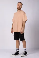 Remeron de algodón rústico con efecto de lavado gastado, corte oversize, cuello redondo y mangas cortas con terminaciones al corte.