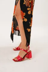 Sandalias rojas de cuero con doble tira delantera, horma cuadrada y ajuste con hebilla.