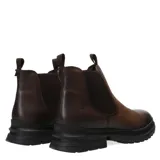 Botas tipo Chelsea de cuero color marrón tabaco con acabado envejecido. Presentan paneles laterales elásticos en color marrón oscuro, tiradores en la parte superior y suela de goma negra con plataforma dentada.
