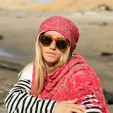 Lentes de sol con montura cuadrada color naranja y lentes marrones degradé.