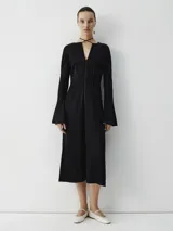 Vestido midi negro de seda con pespuntes a contratono en la parte delantera y mangas acampanadas.