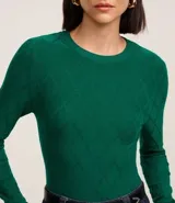 Suéter de punto color marrón, con cuello redondo, manga larga y textura geométrica de losângos.