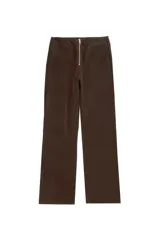 Pantalón de tiro medio con acabado efecto ante, diseño de pierna recta, con bolsillos laterales y traseros, y cierre frontal con cremallera metálica.