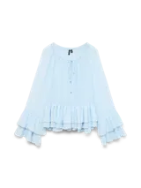 Blusa de organza color celeste, con cuello en V, cierre frontal con tiras y mangas largas con volados. Presenta un diseño traslúcido y holgado.