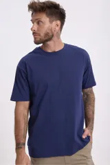 Remera negra de manga corta y cuello redondo, de corte holgado.