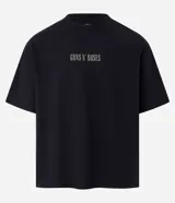 Remera negra de algodón, corte boxy, con cuello redondo y mangas cortas. Estampa frontal con el logo de Guns N' Roses en color dorado.