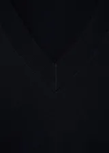 Jersey de punto fino color negro, con cuello en pico y manga larga. Presenta un diseño recto y minimalista.