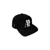 Gorra negra con visera plana, bordado frontal con las letras "AP" en color blanco y detalles bordados en el lateral.