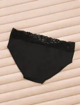 Panty tipo brief color piel, con cintura elástica y detalle de encaje en la parte superior.