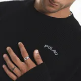 Buzo tejido de punto rib en color negro, con cuello redondo, mangas largas y corte holgado. Presenta un pequeño logo bordado en el pecho y una estampa en la espalda.