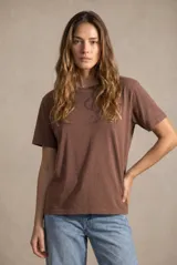 Remera de algodón lavado color verde militar, de corte oversize, con cuello redondo y mangas cortas.
