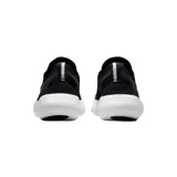 Championes Nike Free de running, color negro con suela blanca y logo de la marca en el lateral. Diseño de tejido transpirable y suela flexible.