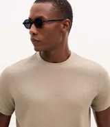 Remera slim fit de algodón color beige, con cuello redondo, manga corta y textura acanalada.