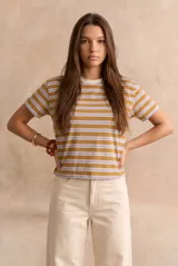 Remera de algodón peinado con diseño de rayas horizontales en tonos mostaza y lila, de corte al cuerpo y manga corta.