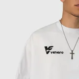 Remera de corte oversize color blanco, con mangas cortas y cuello redondo. Presenta un estampado gráfico minimalista en color negro en el pecho.