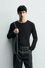 Jersey de punto con textura acanalada, corte slim fit, cuello redondo y manga larga con terminaciones en rib.