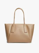 Cartera tote Tommy Hilfiger de color tostado, con acabado liso, dos asas superiores y cierre de cremallera. Cuenta con un compartimento principal, un bolsillo interior con cremallera y el logo metálico de la marca en relieve en la parte delantera.