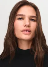 Jersey de punto fino con cuello perkins y manga larga, de diseño recto y corte clásico.