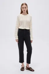 Pantalón jean gris oscuro de corte slim fit y tiro alto, con diseño clásico de cinco bolsillos.