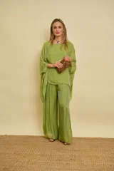 Blusa verde manzana de corte holgado y asimétrico, con mangas murciélago midi y escote redondo.