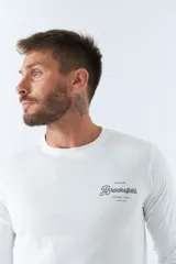 Remera blanca de manga larga con logo estampado en el pecho.