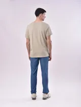 Remera de manga corta, cuello redondo y calce regular, color negro.