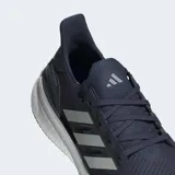 Championes de running Adidas Ultraboost 5, color azul marino con tres franjas plateadas en los laterales. Cuentan con mediasuela blanca con tecnología Light BOOST V2 y refuerzo de talón moldeado.