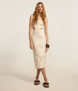 Vestido midi de bengalina con estampado manchado, escote recto sin breteles, detalle de recortes laterales, lastex en la espalda, cremallera y encaje.