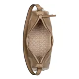 Cartera tipo hobo Guess modelo Jasmin de color marrón, confeccionada en símil cuero con herrajes dorados y el logo de la marca en la parte frontal. Cuenta con cierre superior y una sola asa ajustable.
