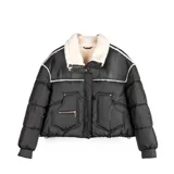 Campera puffer negra de corte regular y largo a la cintura. Presenta cuello alto con interior de pelo sintético en color crema, cierre frontal con botones a presión, bolsillos laterales con cierre y elástico ajustable en el ruedo.