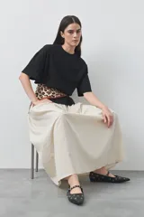 Remera de manga corta con calce relajado y cuello redondo, confeccionada en algodón puro.
