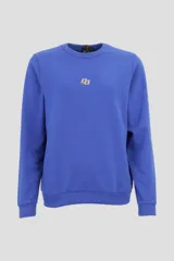 Buzo azul de cuello redondo y corte clásico con logo pequeño bordado al frente.