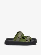 Sandalias Veja Arpoador con tiras de cuero verde y ajuste con velcro. Suela de goma negra con textura.