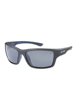 Lentes de sol deportivos Caterpillar con armazón envolvente de color gris oscuro y detalles en azul en el interior de las patillas. Cuentan con cristales oscuros y el logo de la marca grabado en la lente y en las patillas.