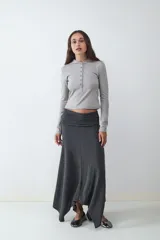 Camiseta de manga larga con capucha, confeccionada en tejido de punto, con cierre frontal parcial de botones y corte recto.