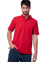 Remera tipo polo de manga corta marca Caterpillar, color rojo. Presenta cuello y bandas en las mangas de tejido acanalado, cierre frontal con botones grabados y logo de la marca estampado en el pecho. Incluye un pequeño bordado triangular en la manga y dobladillo recto.