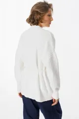 Saco abierto de punto color blanco, con diseño de textura cuadriculada en las mangas y corte holgado.