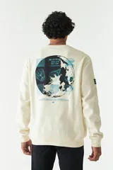 Buzo de felpa color crema con cuello redondo, manga larga y puños elásticos. Presenta un diseño gráfico estampado en la espalda con motivos geométricos y planetarios en tonos negro y azul.
