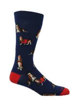 Medias de caña media de color azul marino con estampado de perros Basset Hound con sombreros y abrigos. Cuentan con puntera y talón en color rojo contrastante.