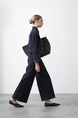 Pantalón de fit flare color beige, confeccionado en cotton spandex, con pespuntes a contratono. Se ajusta suavemente en la cadera y se abre hacia el ruedo.