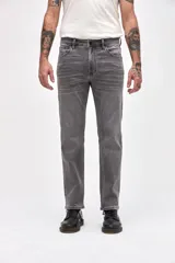 Jean de corte slim, color gris con efecto lavado, confeccionado en denim con cierre frontal y bolsillos laterales.