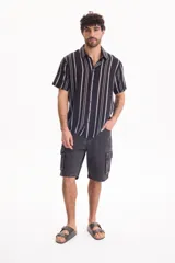 Camisa de manga corta de tejido jacquard, con diseño a rayas verticales en color negro y gris.