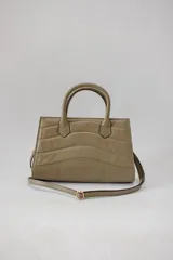 Cartera mediana color verde oliva, de cuero con diseño acolchado con pespuntes ondulados. Tiene doble asa corta y correa larga desmontable.