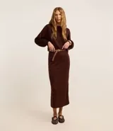 Pollera larga de poliéster color marrón con textura acanalada y cintura media.