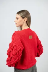 Cárdigan celeste de lana merino con diseño calado en color crudo y botones de nácar.