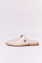 Sueco color beige con apliques metálicos triangulares.