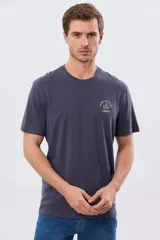 Remera gris oscuro de manga corta y cuello redondo, con un estampado gráfico en la espalda que incluye un paisaje de montaña y la leyenda "Take time to chill vibes cool down".